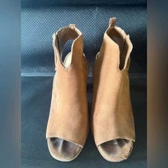 Gianni Bini Tylar Shoes, Women’s size 8 Tan Suede Booties, Side Zip, Block Heel - Picture 2 of 11